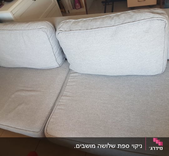 ספה אפורה עם כריות מושב ומשענת